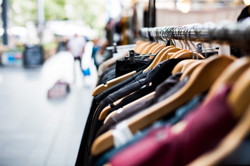 boutique-ST CYR SUR MER-min_blur_close_up_focus_hanger_jacket_market_people_rack-1176303