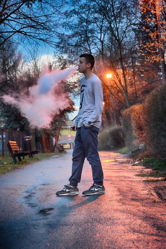 boutique-ST CYR SUR MER-min_man_boy_vape_ecigarette_vaping_smoking_ecig_vapor-635340